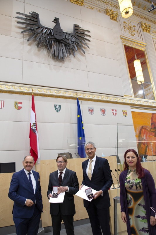 Von links: Nationalratspräsident Wolfgang Sobotka (ÖVP), Mitglied der Schiedsinstanz für Naturalrestitution Josef Aicher, Mitglied der Schiedsinstanz für Naturalrestitution August Reinisch, Gereralsekretärin des Nationalfonds Hannah Lessing.