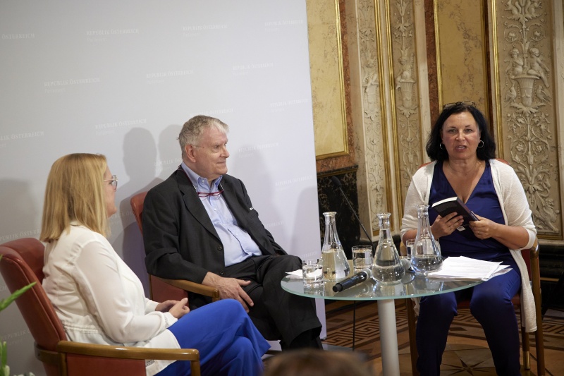 Fachgespräch, von links: Kathrin Stainer-Hämmerle Politik- und Rechtswissenschaftlerin, Anton Pelinka Politikwissenschaftler und Jurist, Petra Stuiber Journalistin und Autorin