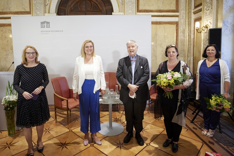 Von links: Zweite Nationalratspräsidentin Doris Bures (SPÖ), Kathrin Stainer-Hämmerle Politik- und Rechtswissenschaftlerin, Anton Pelinka Politikwissenschaftler und Jurist, Waltraud Moritz Böhlau Verlag, Petra Stuiber Journalistin und Autorin