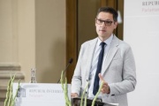 Am Rednerpult: Bundesratspräsident Peter Raggl (ÖVP)