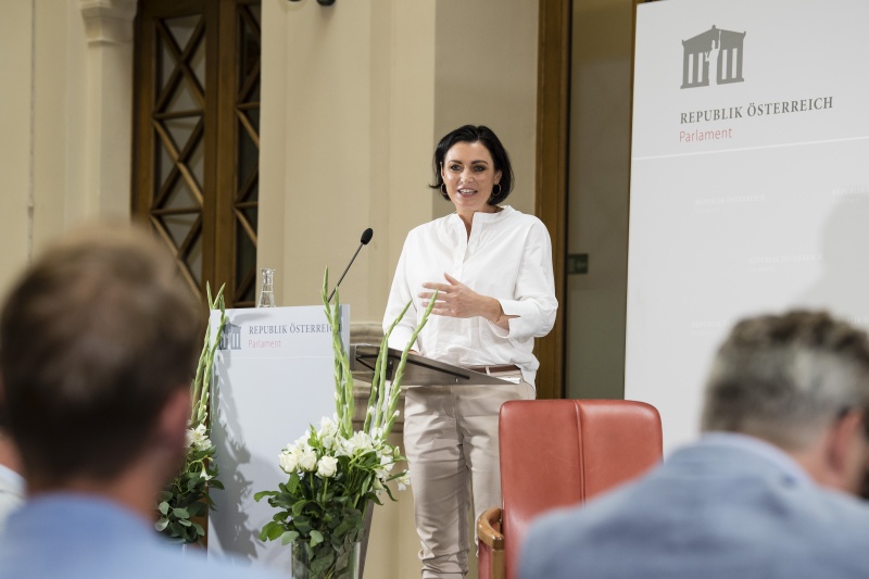 Am Rednerpult: Landwirtschaftsministerin Elisabeth Köstinger (ÖVP)