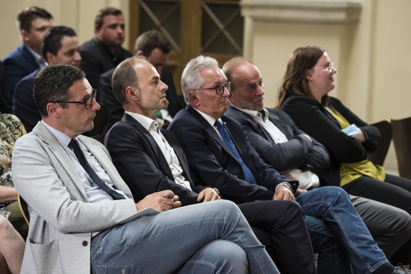 Erste Reihe von links: Bundesratspräsident Peter Raggl (ÖVP), Nationalratsabgeordneter Josef Hechenberger (ÖVP),  Bundesrat Karl Bader (ÖVP), VeranstaltungsteinehmerInnen