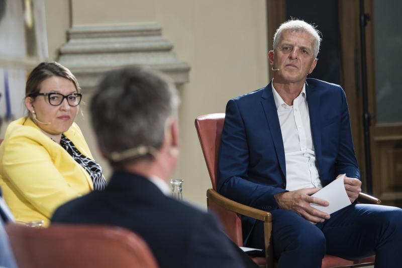 Am Podium von rechts: Moderator Günther Schimatzek, Christina Mutenthaler