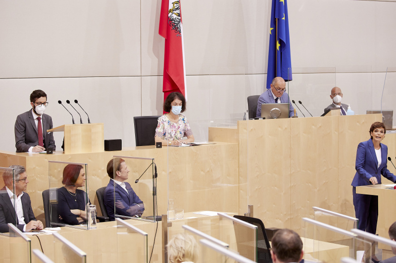 Am Rednerpult Klubvorsitzende Pamela Rendi-Wagner (SPÖ)
