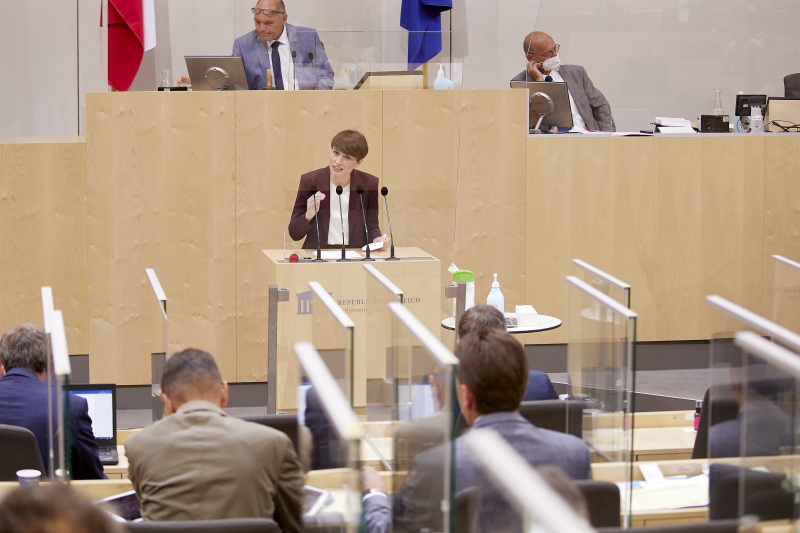 Am Rednerpult Klubobfrau Sigrid Maurer (GRÜNE)