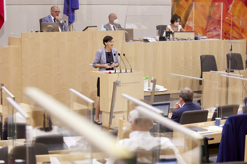 Am Rednerpult Nationalratsabgeordnete Sabine Schatz (SPÖ)