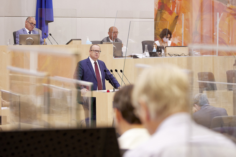 Am Rednerpult Nationalratsabgeordneter Hubert Fuchs (FPÖ)