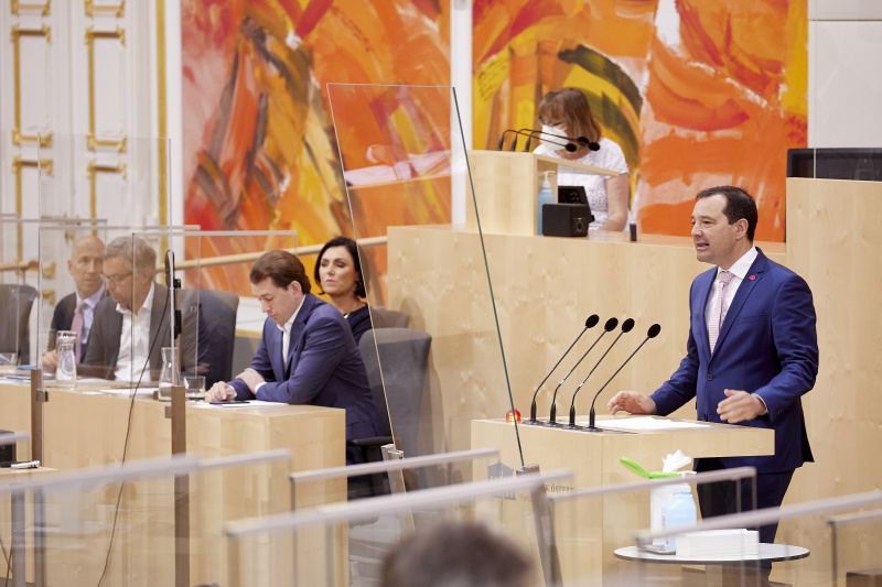 Am Rednerpult Nationalratsabgeordneter Gerald Loacker (NEOS)