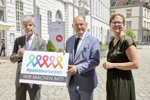 Von links:  Parlamentsdirektor Harald Dossi, Nationalratspräsident Wolfgang Sobotka (ÖVP), Geschäftsführerin der Aids Hilfe Wien Andrea Brunner