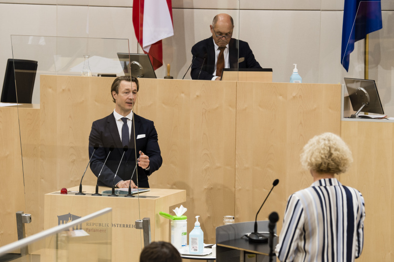 Aktuelle Fragestunde an den Finanzminister. Am Rednerpult: Finanzminister Gernot Blümel (ÖVP). Am Präsidium: Nationalratspräsident Wolfgang Sobotka (ÖVP)