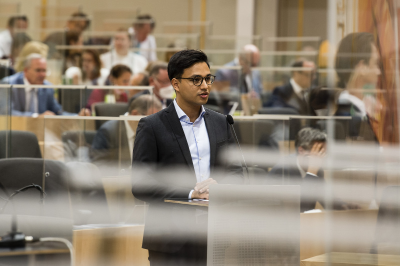 Aktuelle Fragestunde an den Finanzminister. Am Rednerpult: Nationalratsabgeordneter Yannik Shetty (NEOS)