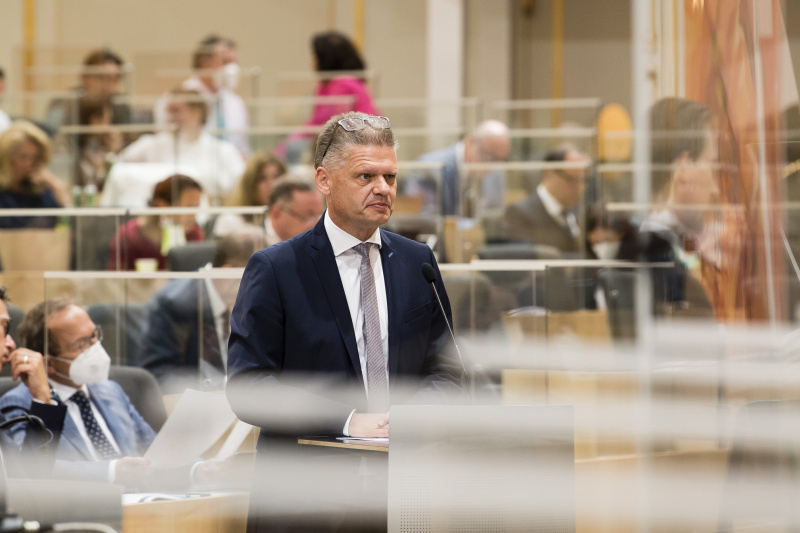 Aktuelle Fragestunde an den Finanzminister. Am Rednerpult: Nationalratsabgeordneter Andreas Hanger (ÖVP)