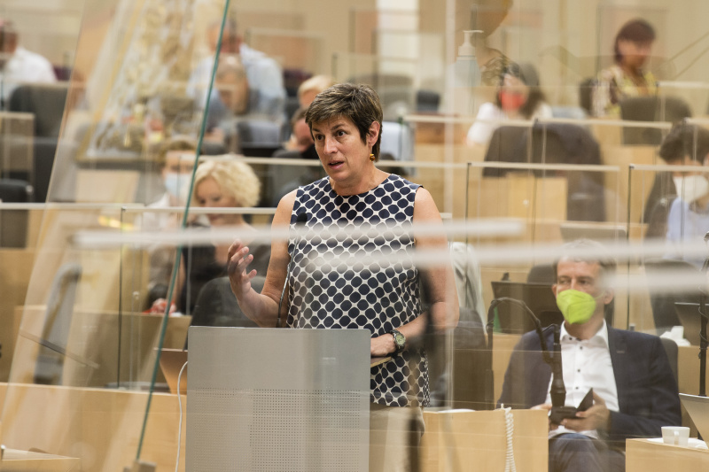 Aktuelle Fragestunde an den Finanzminister. Am Rednerpult: Nationalratsabgeordnete Astrid Rössler (GRÜNE)