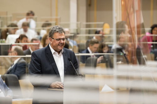 Aktuelle Fragestunde an den Finanzminister. Am Rednerpult: Nationalratsabgeordneter Gerhard Deimek (FPÖ)
