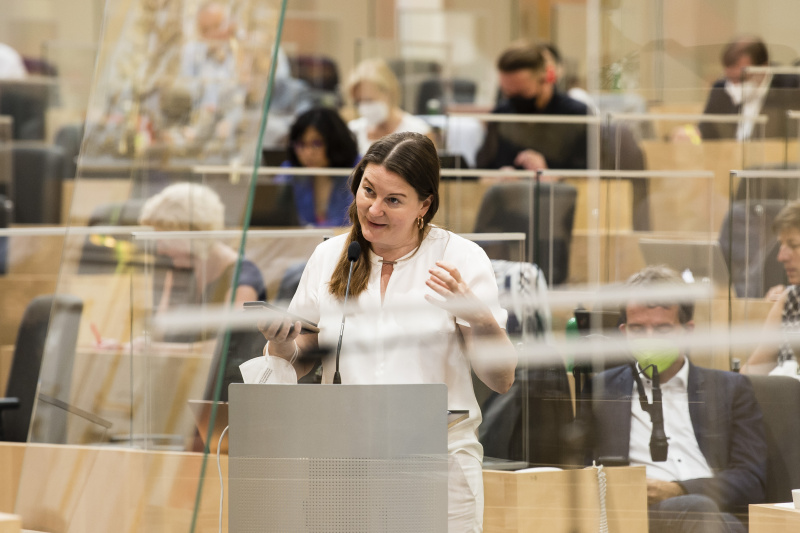Aktuelle Fragestunde an den Finanzminister. Am Rednerpult: Nationalratsabgeordnete Karin Doppelbauer (NEOS)