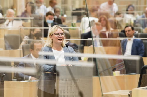 Aktuelle Fragestunde an den Finanzminister. Am Rednerpult: Nationalratsabgeordnete Martina Kaufmann (ÖVP)