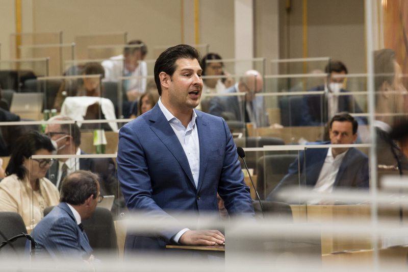 Aktuelle Fragestunde an den Finanzminister. Am Rednerpult: Nationalratsabgeordneter Philipp Schrangl (FPÖ)