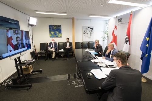 Von rechts: Nationalratspräsident Wolfgang Sobotka (ÖVP), Parlamentsdirektor Harald Dossi. Am Bildschirm: Georgischer Parlamentspräsident Kakhaber Kutchava