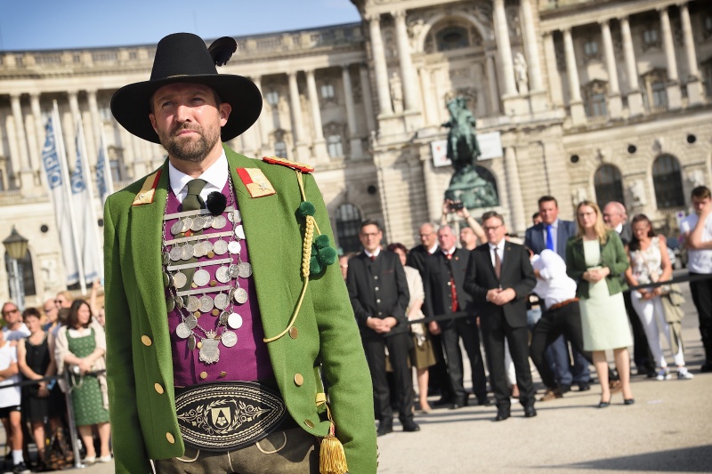 Landesüblicher Empfang auf dem Heldenplatz, von links: Bundesratspräsident Peter Raggl (ÖVP), Landeshauptmann Tirol Günther Platter, Wirtschaftsministerin Margarete Schramböck (ÖVP)