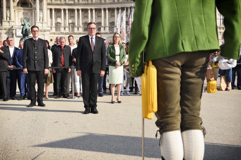 Landesüblicher Empfang auf dem Heldenplatz, von links: Bundesratspräsident Peter Raggl (ÖVP), Landeshauptmann Tirol Günther Platter, Wirtschaftsministerin Margarete Schramböck (ÖVP)