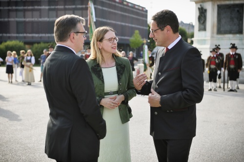 Landesüblicher Empfang auf dem Heldenplatz, von links: Landeshauptmann Tirol Günther Platter, Wirtschaftsministerin Margarete Schramböck (ÖVP), Bundesratspräsident Peter Raggl (ÖVP)