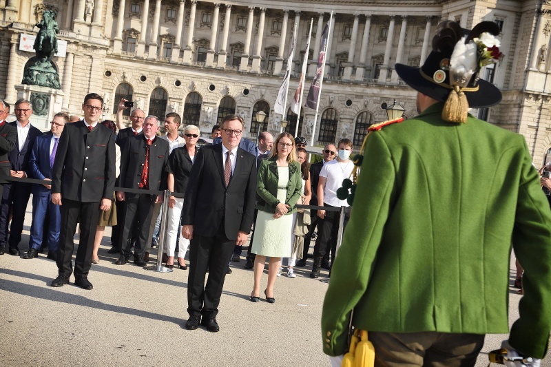 Landesüblicher Empfang auf dem Heldenplatz, von links: Bundesratspräsident Peter Raggl (ÖVP), Landeshauptmann Tirol Günther Platter, Wirtschaftsministerin Margarete Schramböck (ÖVP)
