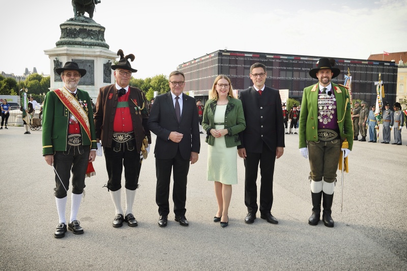 Landesüblicher Empfang auf dem Heldenplatz, von links: Landeshauptmann Tirol Günther Platter, Wirtschaftsministerin Margarete Schramböck (ÖVP), Bundesratspräsident Peter Raggl (ÖVP) mit Vertretern der Verbände