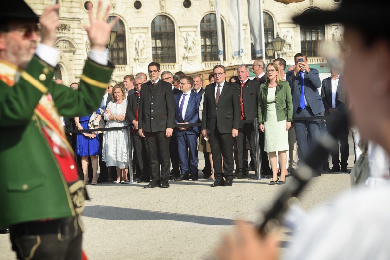 Landesüblicher Empfang auf dem Heldenplatz, von links: Bundesratspräsident Peter Raggl (ÖVP), Landeshauptmann Tirol Günther Platter, Wirtschaftsministerin Margarete Schramböck (ÖVP)
