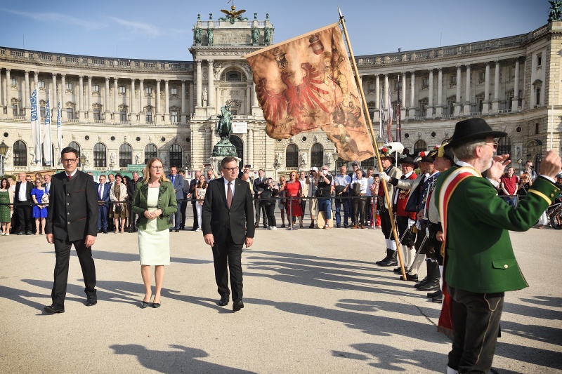 Landesüblicher Empfang auf dem Heldenplatz, von links: Bundesratspräsident Peter Raggl (ÖVP), Wirtschaftsministerin Margarete Schramböck (ÖVP), Landeshauptmann Tirol Günther Platter