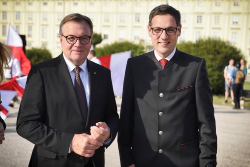 Landesüblicher Empfang auf dem Heldenplatz, von links: Landeshauptmann Tirol Günther Platter, Bundesratspräsident Peter Raggl (ÖVP)