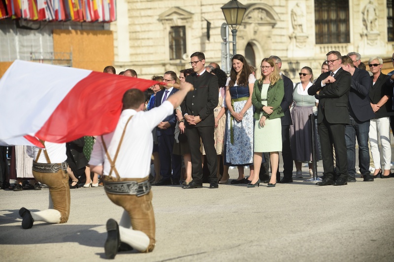 Landesüblicher Empfang auf dem Heldenplatz, von links: Bundesratspräsident Peter Raggl (ÖVP), Wirtschaftsministerin Margarete Schramböck (ÖVP), Landeshauptmann Tirol Günther Platter