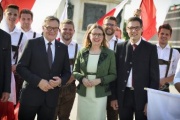 Landesüblicher Empfang auf dem Heldenplatz, von links: Landeshauptmann Tirol Günther Platter, Wirtschaftsministerin Margarete Schramböck (ÖVP), Bundesratspräsident Peter Raggl (ÖVP)
