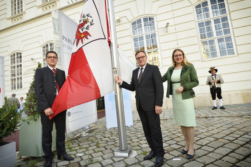 Hissen der Tirolfahne am Josefsplatz, von links: Bundesratspräsident Peter Raggl (ÖVP), Landeshauptmann Tirol Günther Platter, Wirtschaftsministerin Margarete Schramböck (ÖVP)