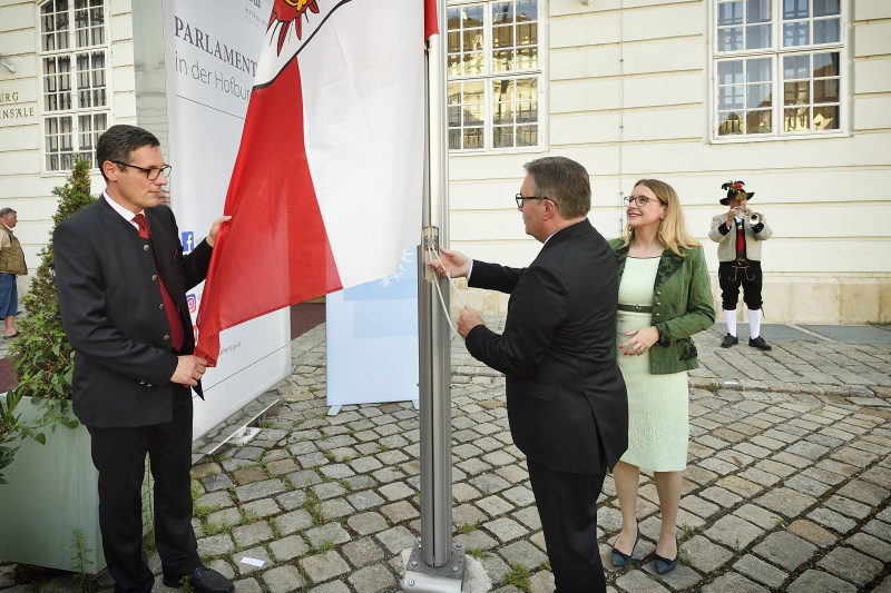 Hissen der Tirolfahne am Josefsplatz, von links: Bundesratspräsident Peter Raggl (ÖVP), Landeshauptmann Tirol Günther Platter, Wirtschaftsministerin Margarete Schramböck (ÖVP)