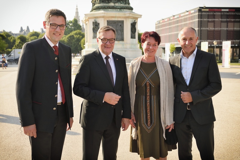 Landesüblicher Empfang auf dem Heldenplatz, von links: Nationalratsabgeordneter August Wöginger (ÖVP), Bundesratspräsident Peter Raggl (ÖVP), Landeshauptmann Tirol Günther Platter, Landtagspräsidentin Sonja Ledl-Rossmann, Bundesratspräsident a.D. Georg Keuschnig