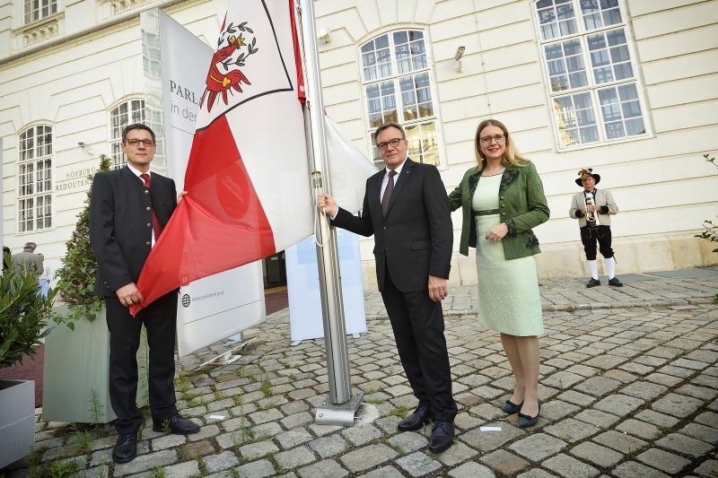 Hissen der Tirolfahne am Josefsplatz, von links: Bundesratspräsident Peter Raggl (ÖVP), Landeshauptmann Tirol Günther Platter, Wirtschaftsministerin Margarete Schramböck (ÖVP)