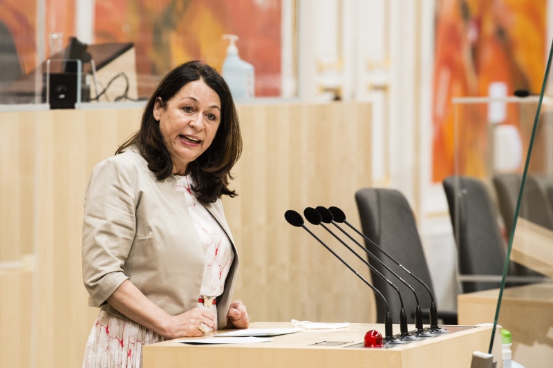 Am Rednerpult: Bundesrätin Elisabeth Mattersberger (ÖVP)