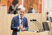 Am Rednerpult: Bundesrat Michael Schilchegger (FPÖ)