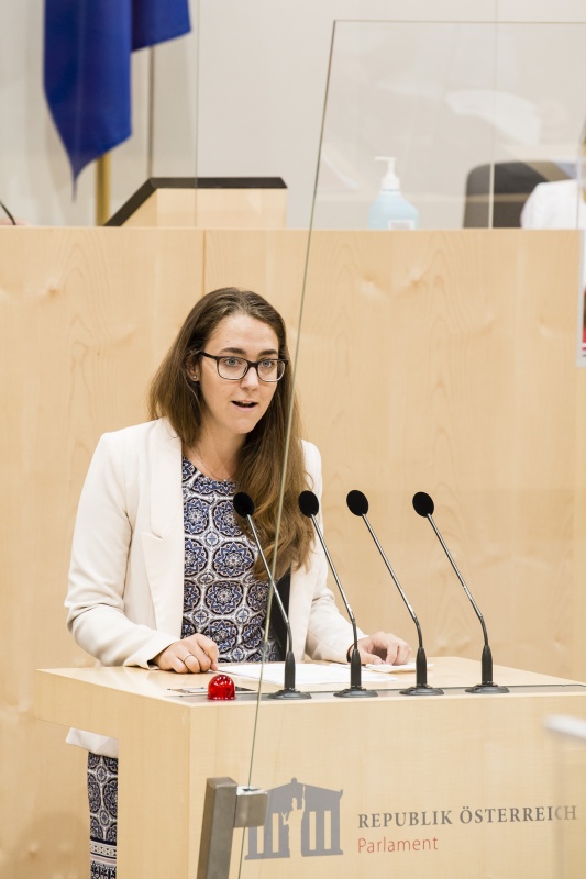 Am Rednerpult: Bundesrätin Elisabeth Wolff (ÖVP)