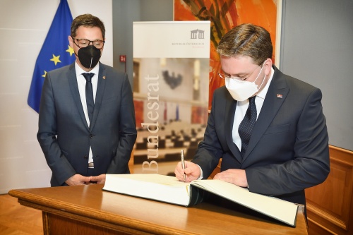 Eintrag ins Gästebuch. Von links: Bundesratspräsident Peter Raggl (ÖVP), Außenminister Serbiens Nikola Selaković
