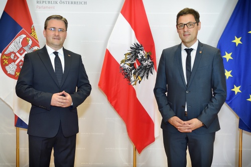 Fahnenfoto. Von links: Außenminister Serbiens Nikola Selaković, Bundesratspräsident Peter Raggl (ÖVP)