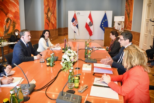 Arbeitsgespräch im Teesalon. Von links: Außenminister Serbiens Nikola Selaković, Bundesratspräsident Peter Raggl (ÖVP) (2. von rechts)