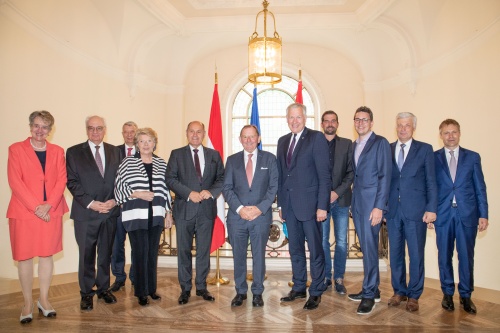 Gruppenfoto mit Nationalratspräsident Wolfgang Sobotka (ÖVP)(5. von links), Fernand Etgen (Demokratische Partei)( 6. von rechts) und VeranstaltungsteilnehmerInnen