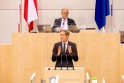Am Rednerpult: Nationalratsabgeordneter Kai Jan Krainer (SPÖ)