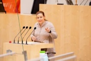 Am Rednerpult: Nationalratsabgeordnete Nina Tomaselli (GRÜNE)