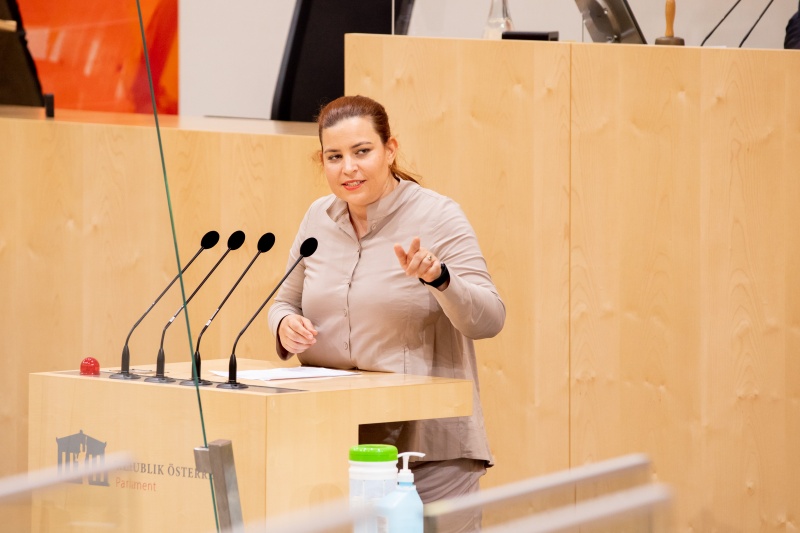 Am Rednerpult: Nationalratsabgeordnete Nina Tomaselli (GRÜNE)