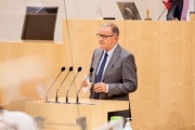 Am Rednerpult: Nationalratsabgeordneter Karlheinz Kopf (ÖVP)