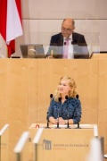 Am Rednerpult: Nationalratsabgeordnete Eva Maria Holzleitner (SPÖ)
