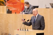 Am Rednerpult: Nationalratsabgeordneter Christian Stocker (ÖVP)
