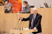 Am Rednerpult: Nationalratsabgeordneter Martin Graf (FPÖ)